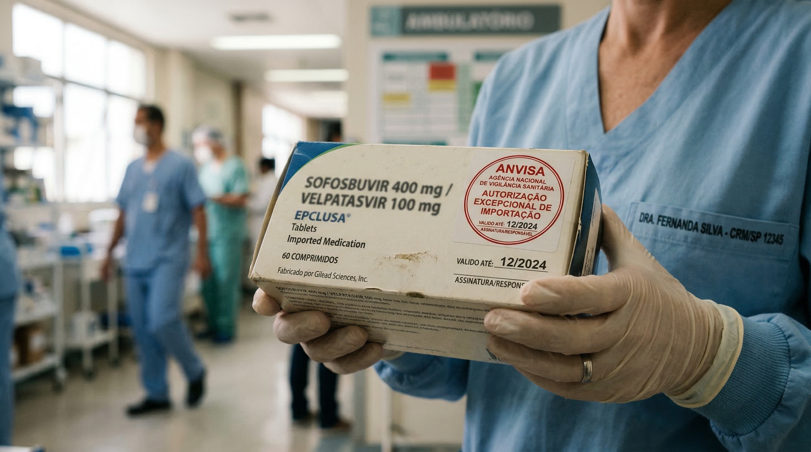 Mãos de médico segurando medicamento importado com carimbo da ANVISA de Autorização Excepcional.
